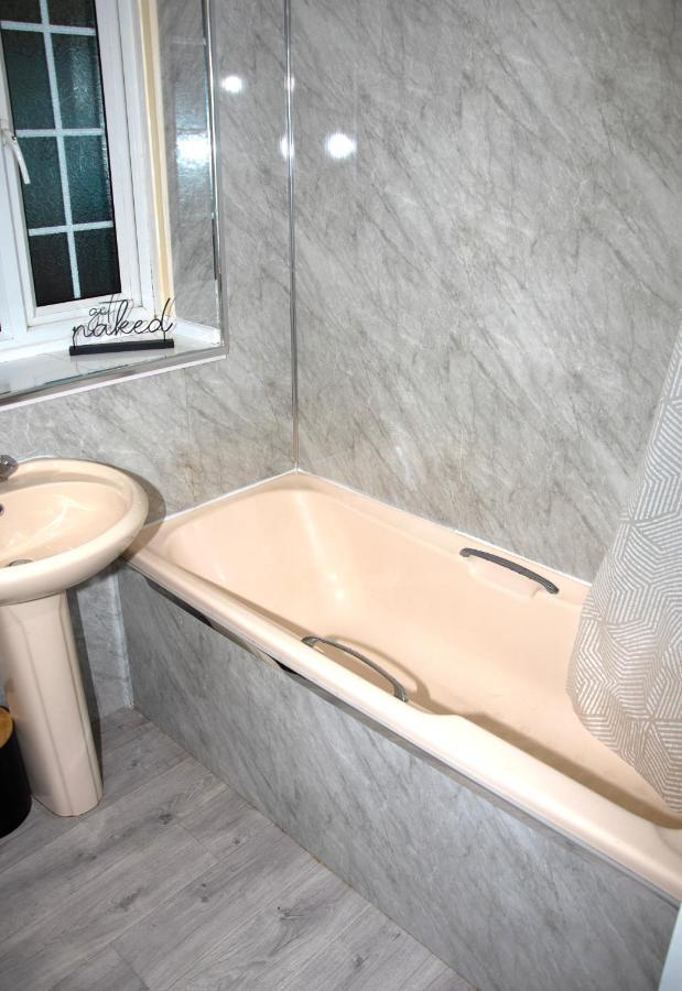 Xb Property - Comfy House Perfect For Families Contractors Relocators Вест-Бромвіч Екстер'єр фото